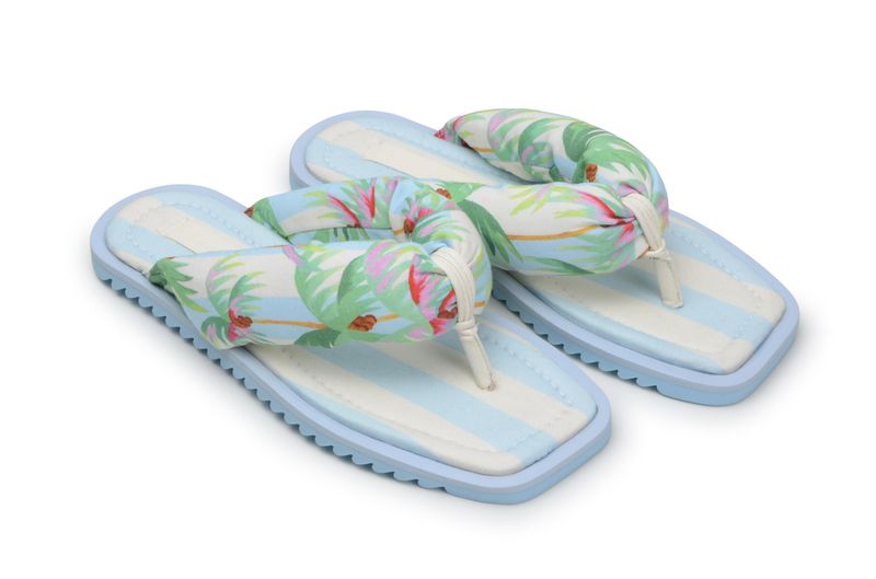 Sandalia flatform con estampado tropical vista desde arriba, mostrando detalles de la plantilla y correas.