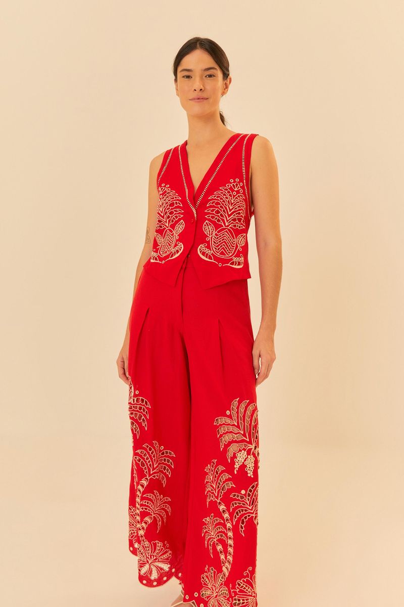 Vista-lateral-de-la-modelo-con-el-pantalon-rojo-bordado-destacando-el-ajuste-y-el-largo.