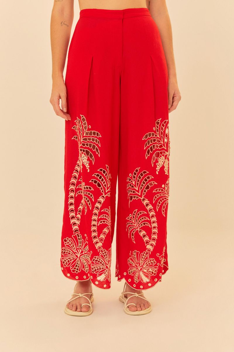 Vista-trasera-del-pantalon-rojo-con-bordados-mostrando-el-diseño-en-la-parte-posterior.