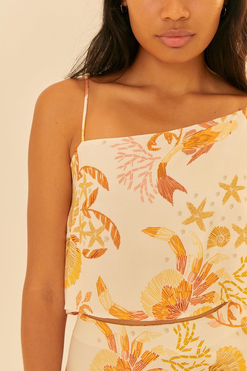 Close-up-del-top-mostrando-detalles-del-estampado-botanico-en-tonos-calidos.