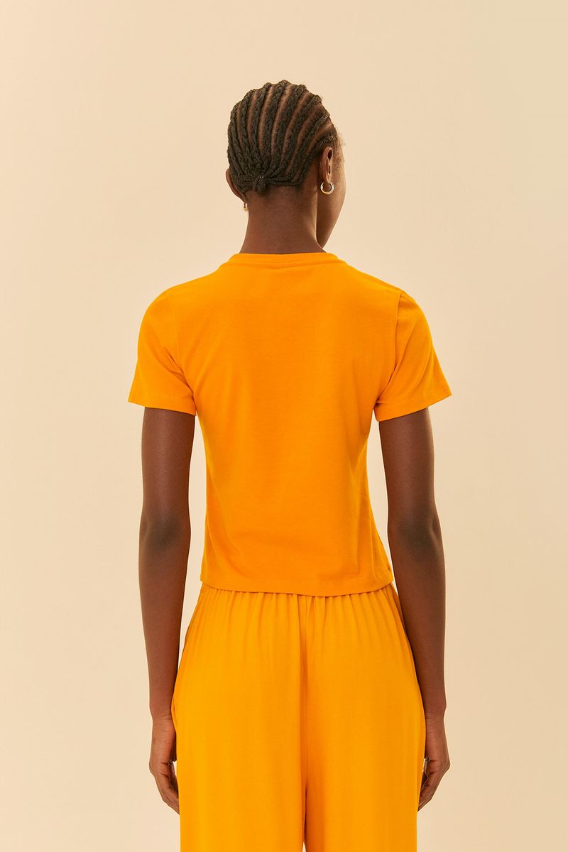 Vista-trasera-de-la-camiseta-basica-naranja-mostrando-el-diseño-minimalista.