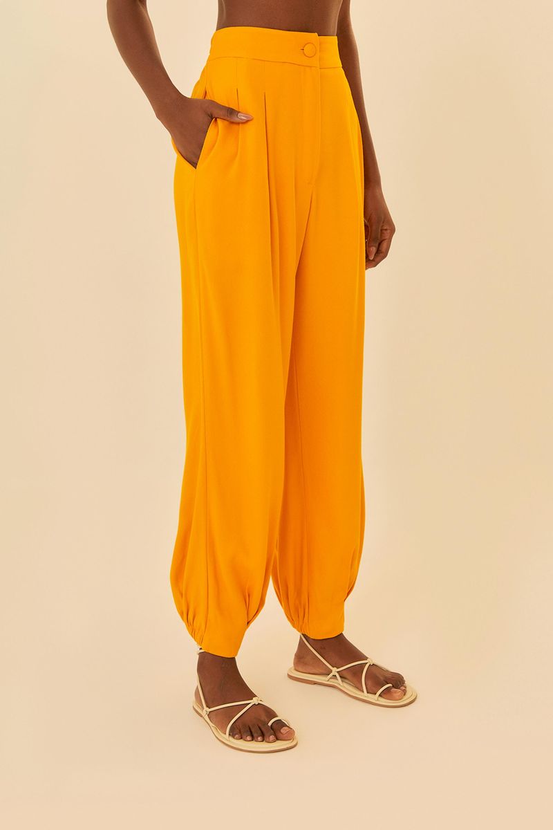 Detalle-de-la-cintura-alta-y-pliegues-del-pantalon-zanahoria-amarillo.