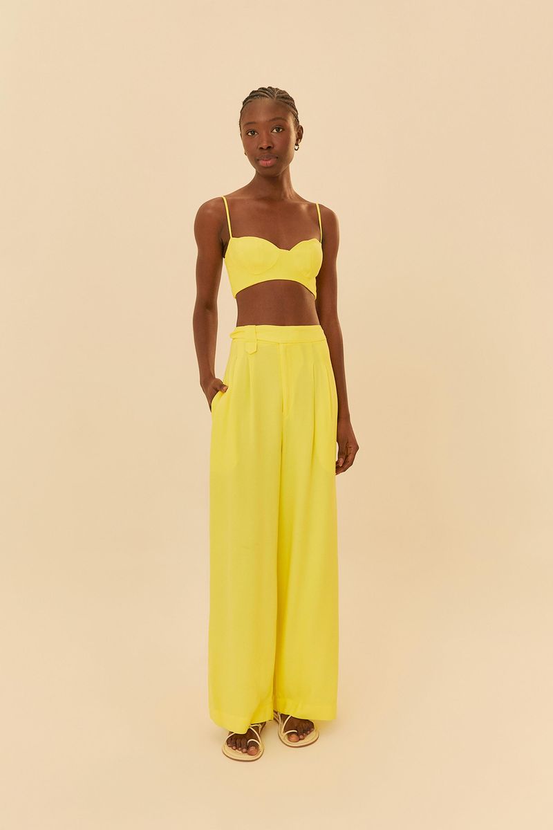 Conjunto-de-top-amarillo-y-pantalon-de-lino-vista-completa.