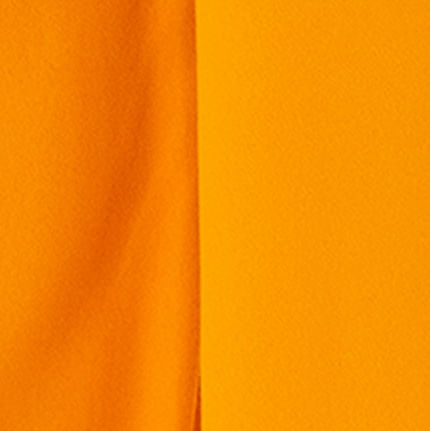 Detalle-del-dobladillo-del-pantalon-zanahoria-amarillo.