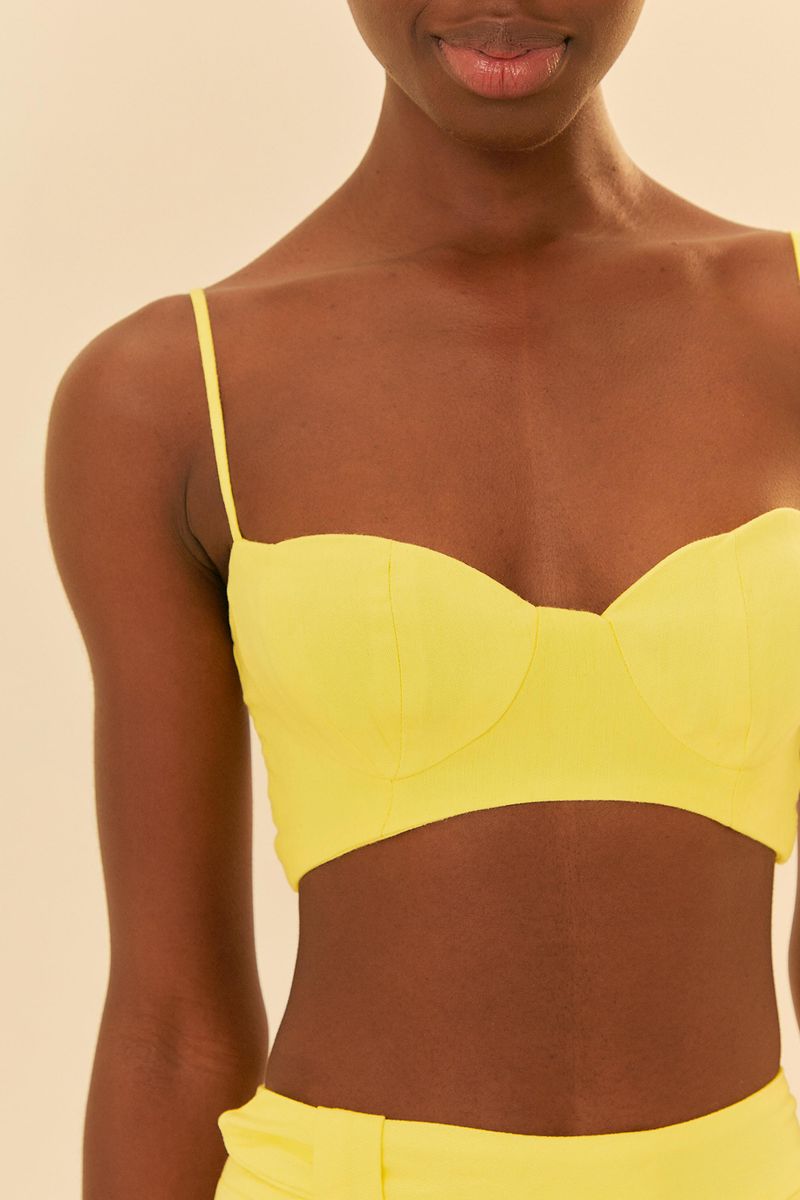 Detalle-del-top-amarillo-con-diseño-exclusivo-y-tirantes-delgados.