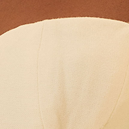 Detalle-lateral-del-top-beige-mostrando-el-ajuste-de-los-tirantes-finos.