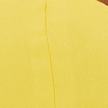Acercamiento-del-top-amarillo-mostrando-el-diseño-en-forma-de-concha.