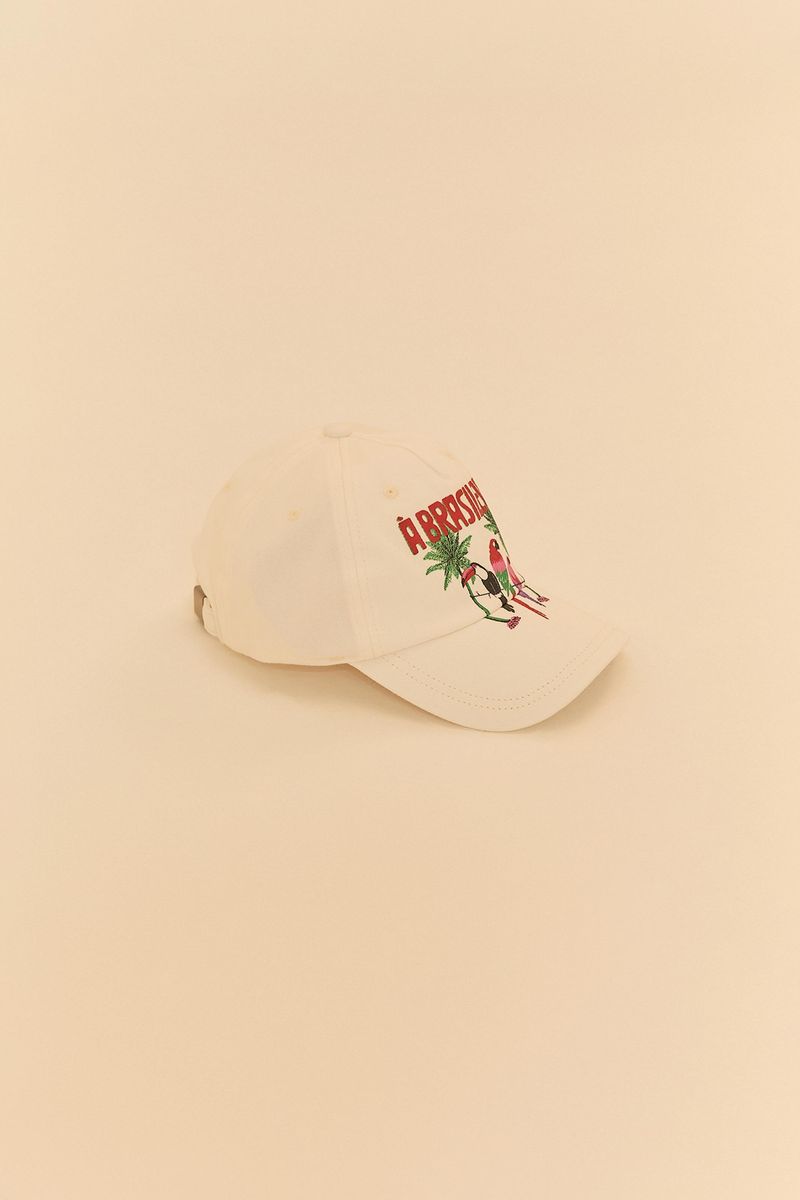 Vista-lateral-del-bone-blanco-con-estampado-tropical-y-texto--A-la-Brasileña-.