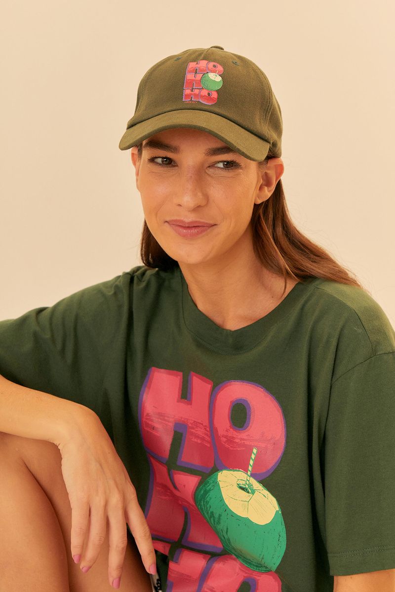 Modelo-usando-la-gorra-verde-con-estampado--Hohoho-.