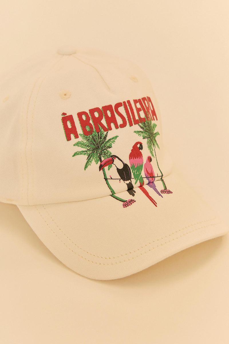 Modelo-usando-el-bone-blanco-con-estampado-tropical-y-texto--A-la-Brasileña-.