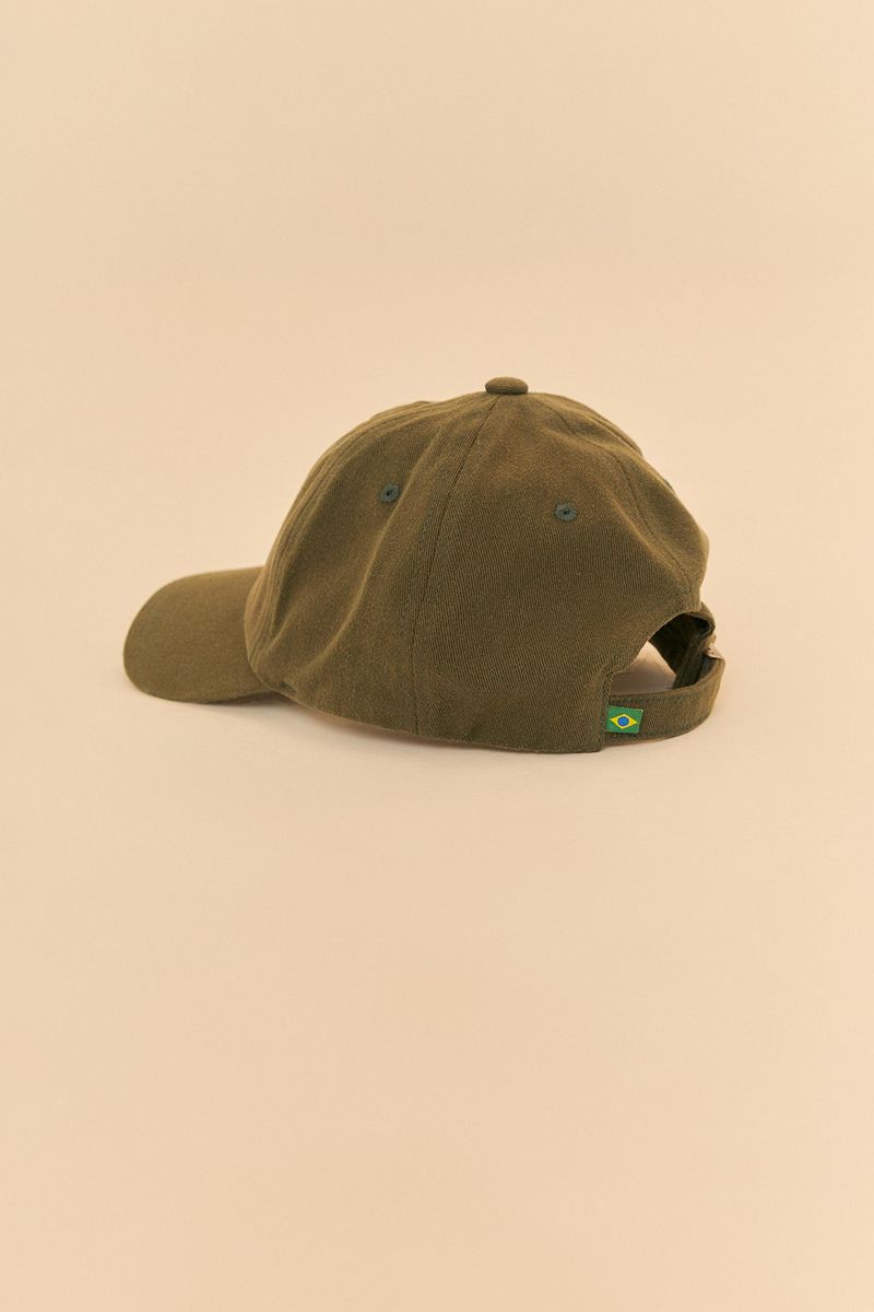 Vista-trasera-de-la-gorra-verde-mostrando-el-ajuste-y-detalle-de-la-bandera-brasileña.