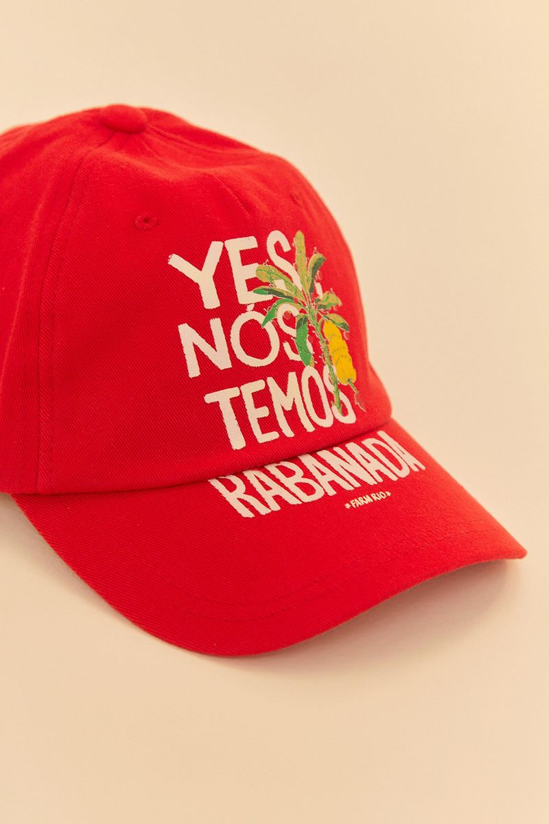Modelo-usando-la-gorra-roja-con-bordado-tropical.
