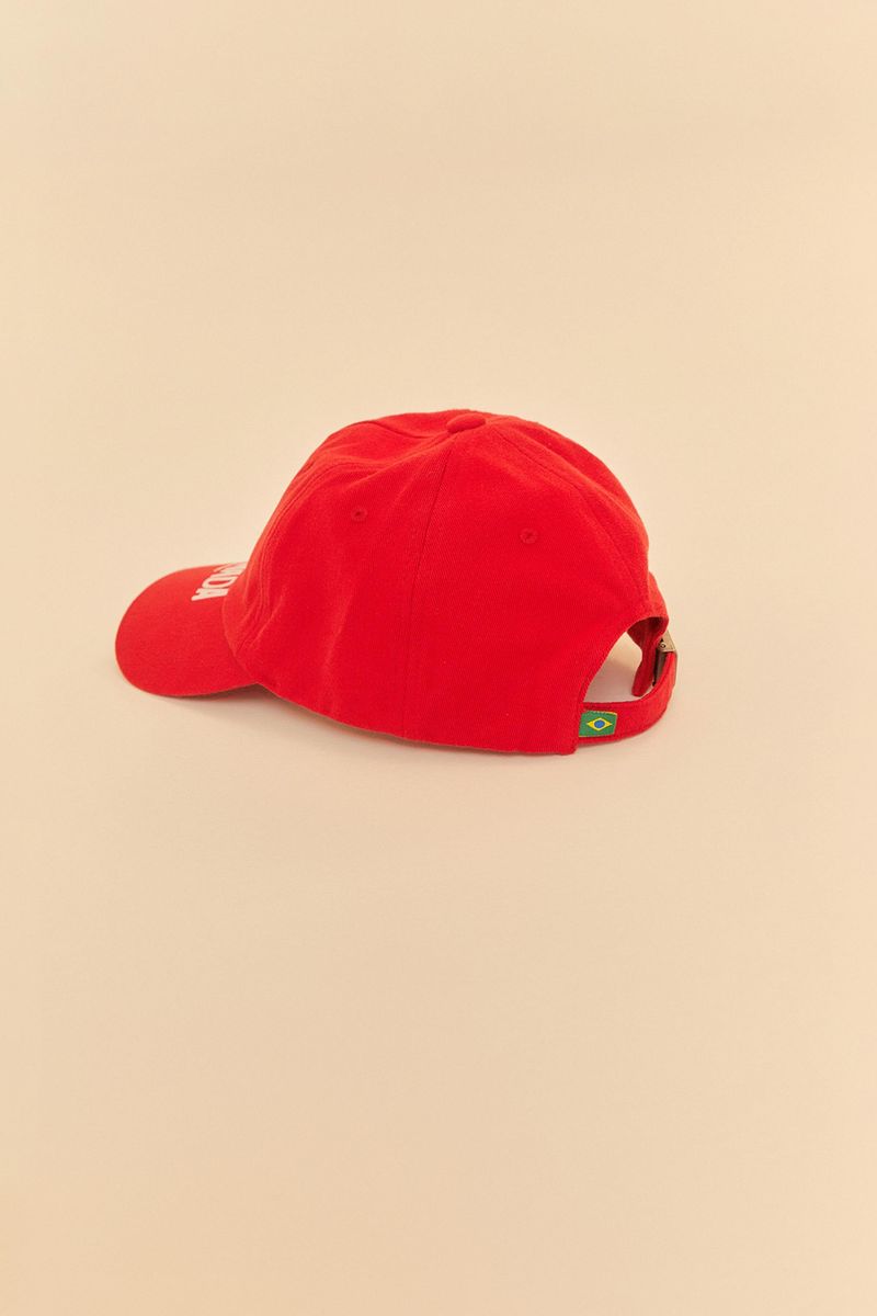 Vista-trasera-de-la-gorra-roja-con-detalle-de-la-bandera-brasileña.
