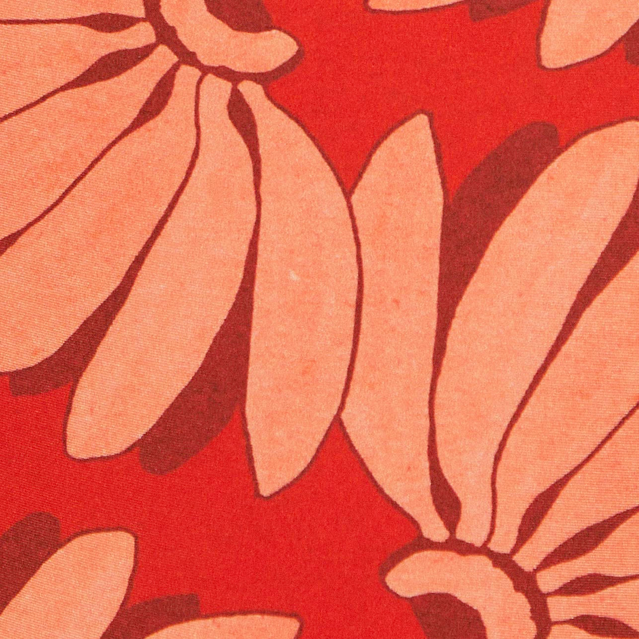 Imagen-de-un-traje-de-baño-con-estampado-floral-vibrante-en-tonos-de-rojo-y-rosa.