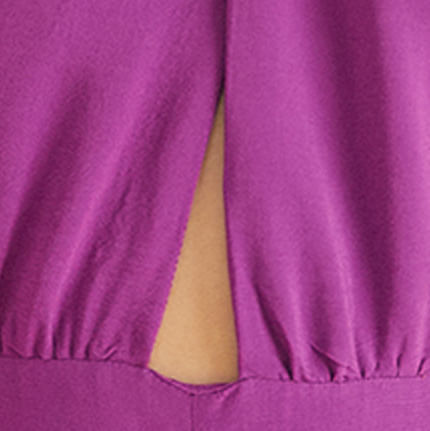 Acercamiento-a-la-tela-morada-del-enterizo-mostrando-su-textura.