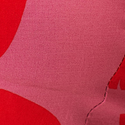 Primer-plano-del-estampado-de-tucanes-en-tonos-rojos-sobre-fondo-rosado.