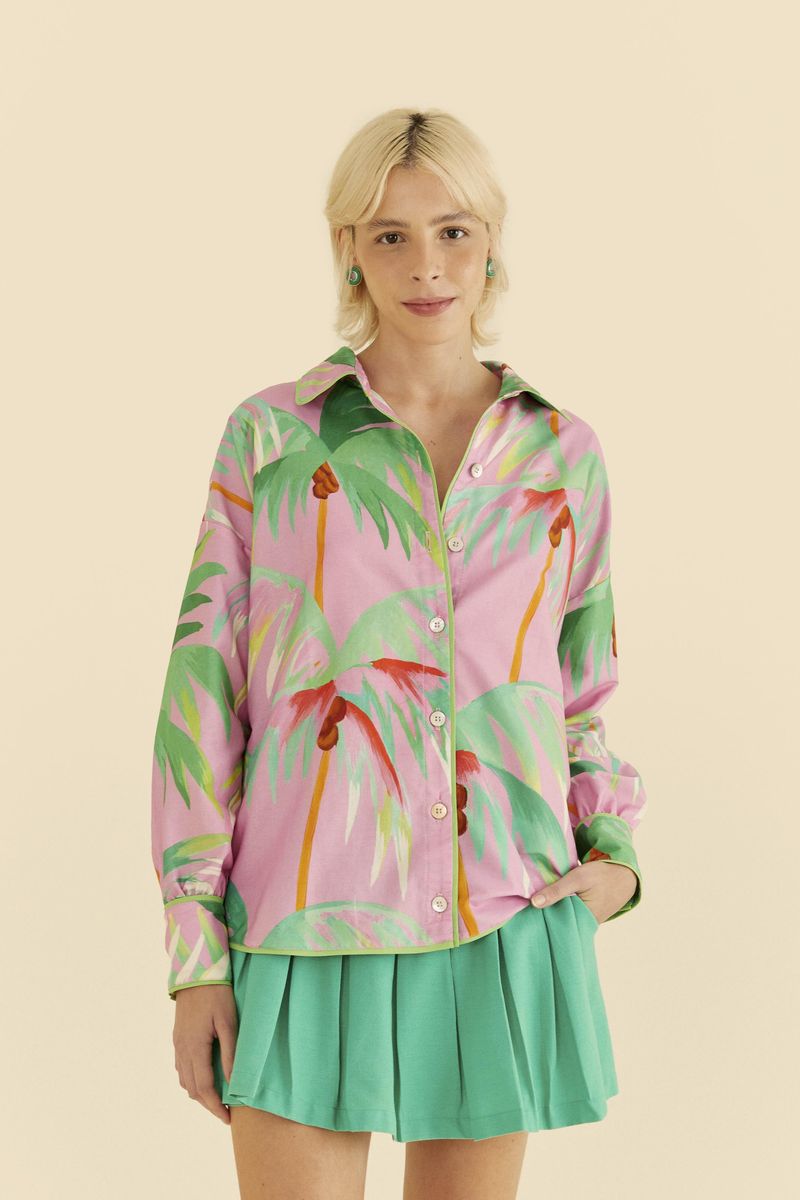 Detalle-del-cuello-y-cierre-frontal-con-botones-de-la-camisa-estampada.