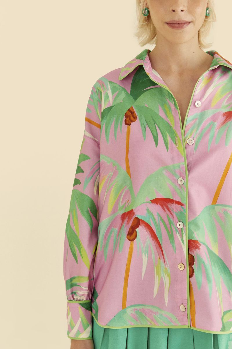 Vista-lateral-de-la-camisa-estampada-mostrando-el-corte-holgado-y-mangas-largas.