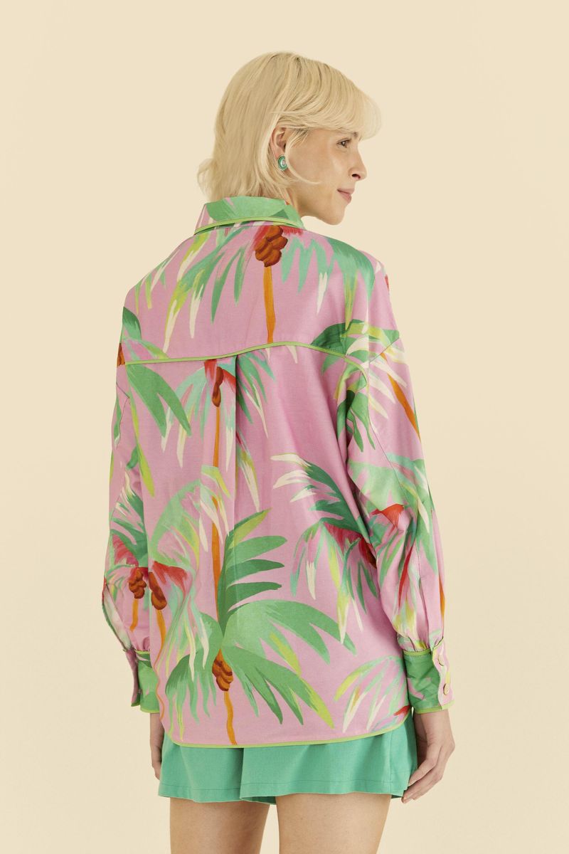 Detalle-del-estampado-tropical-con-cocoteros-en-tonos-vibrantes.