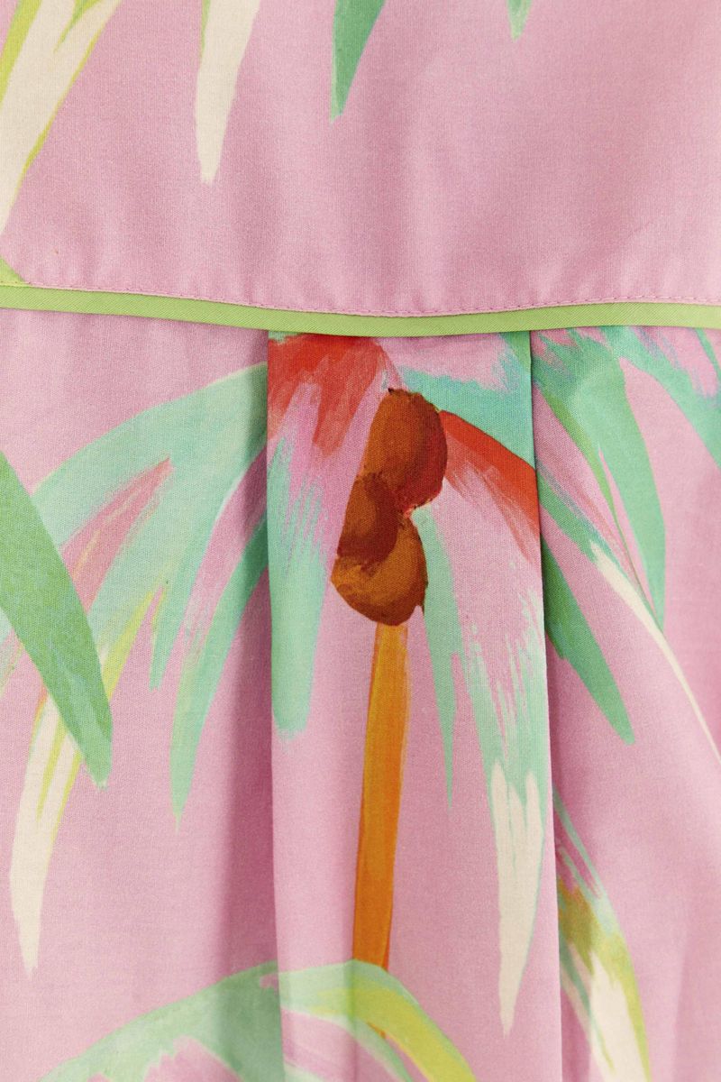 Cierre-de-la-parte-baja-redondeada-de-la-camisa-con-estampado-tropical.