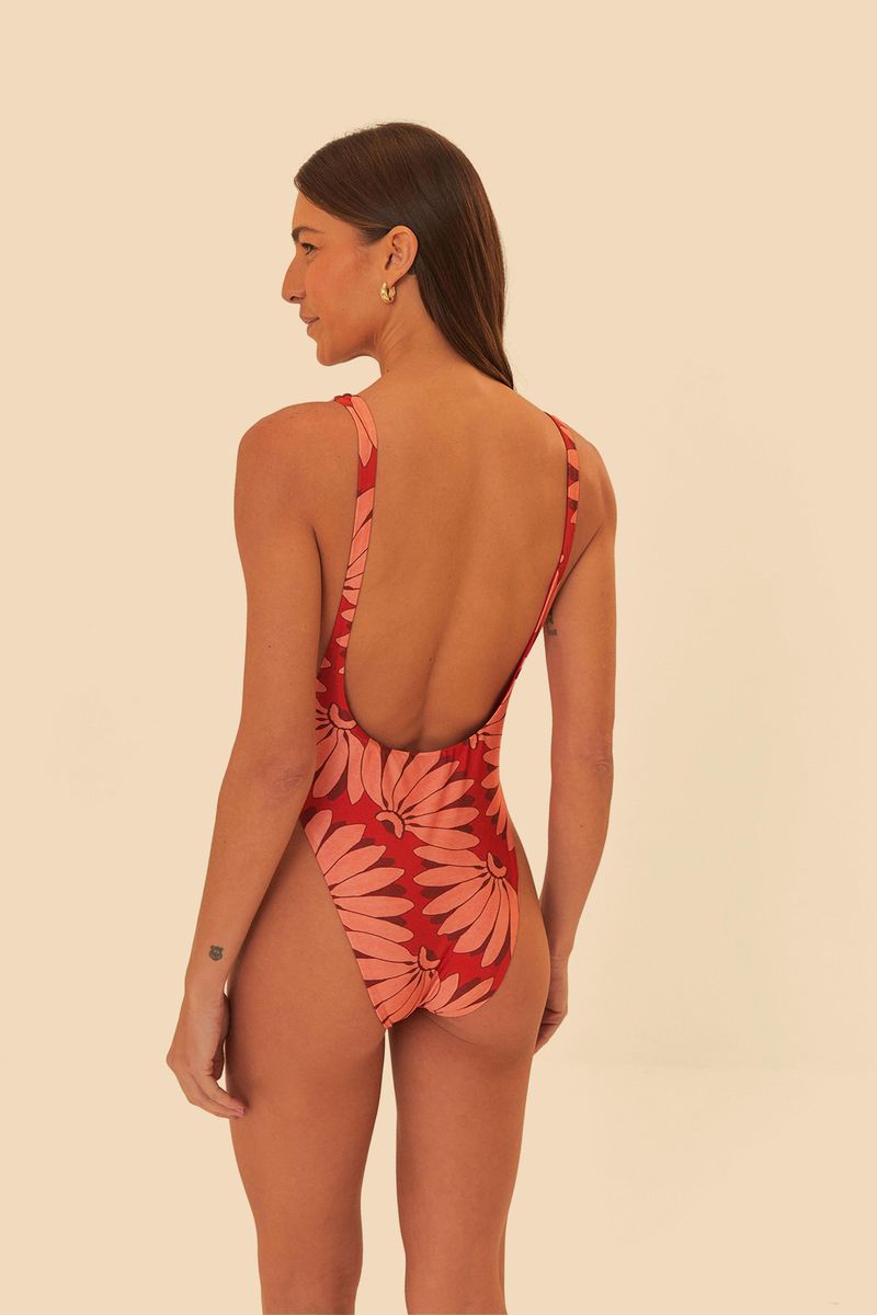 Detalle-del-estampado-floral-en-rojo-y-rosa-del-traje-de-baño.