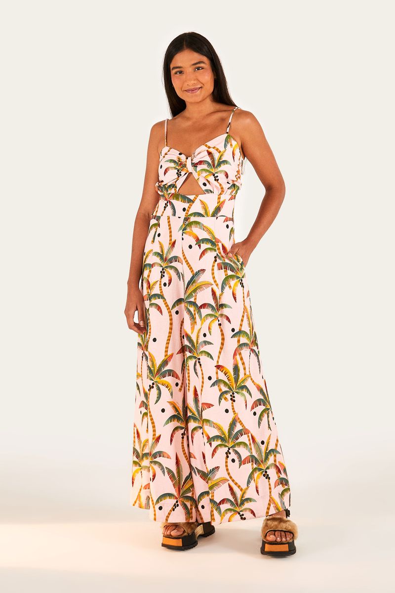 Modelo-usando-el-macacon-estampado-Samba-de-los-Coqueiros-con-piernas-anchas-y-estampado-tropical.
