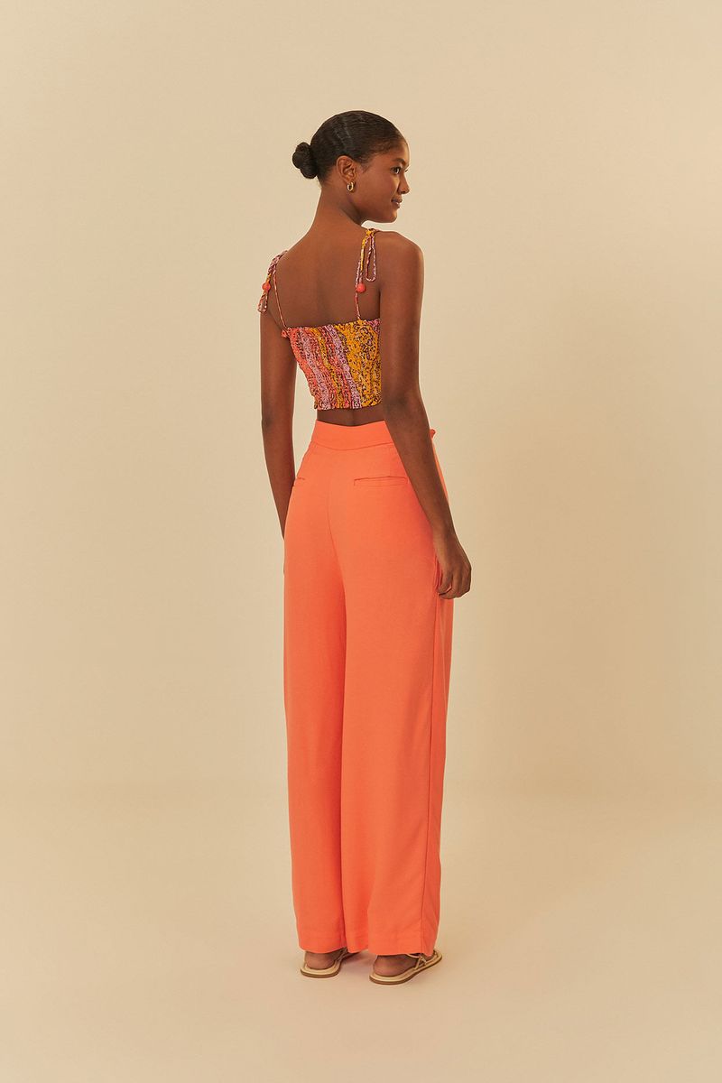 Vista-frontal-de-pantalon-recto-naranja-con-pinzas-combinado-con-top-corto.