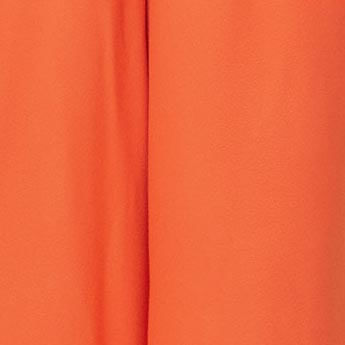 Detalle-de-la-cintura-alta-y-pretina-limpia-del-pantalon-recto-naranja.