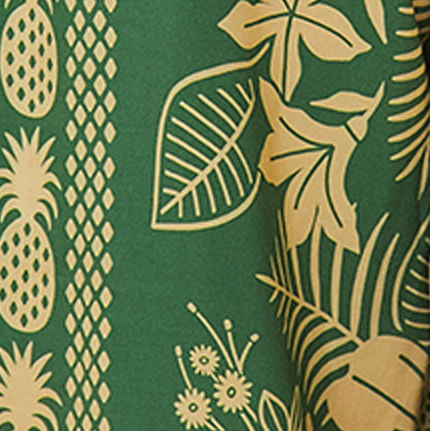 Primer-plano-del-estampado-tropical-con-elementos-de-hojas-y-frutas-en-fondo-verde-oscuro.