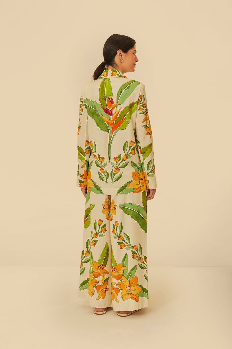 Vista-trasera-del-conjunto-tropical-con-pantalon-y-blusa-estampados.