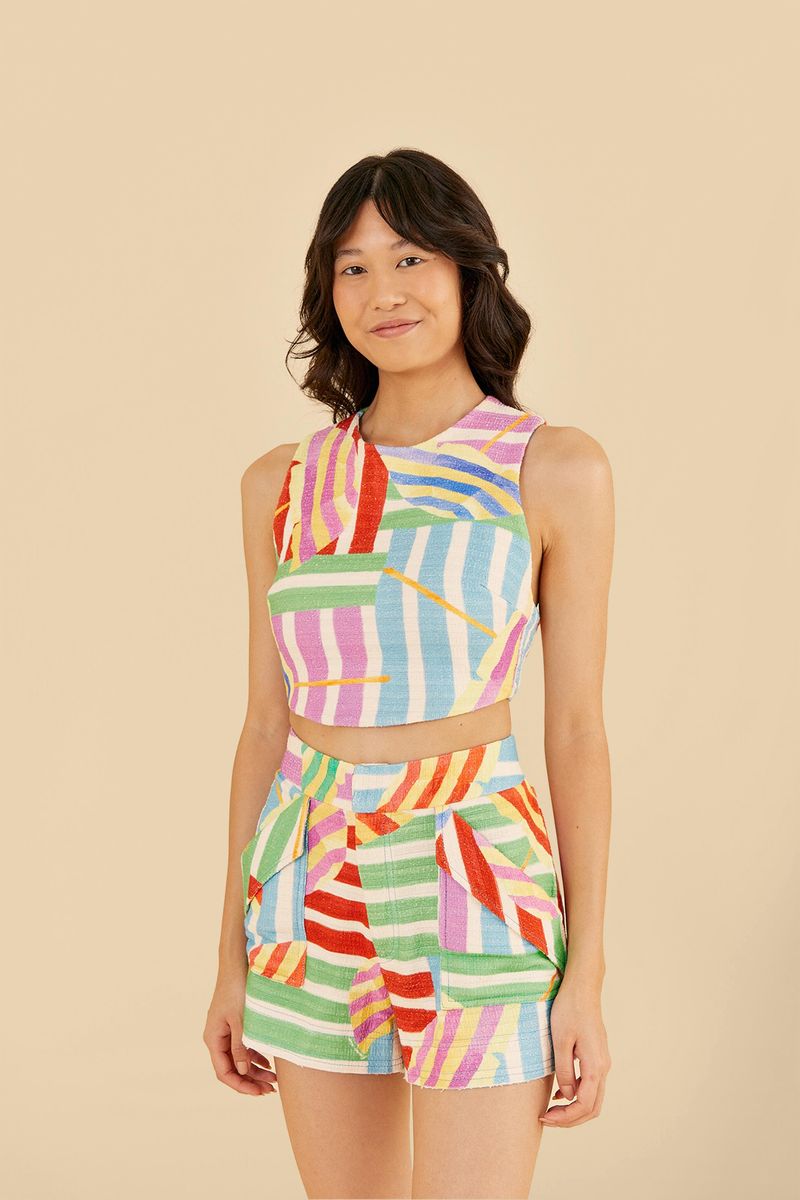Blusa cropped estampada con patrón geométrico colorido, vista trasera.