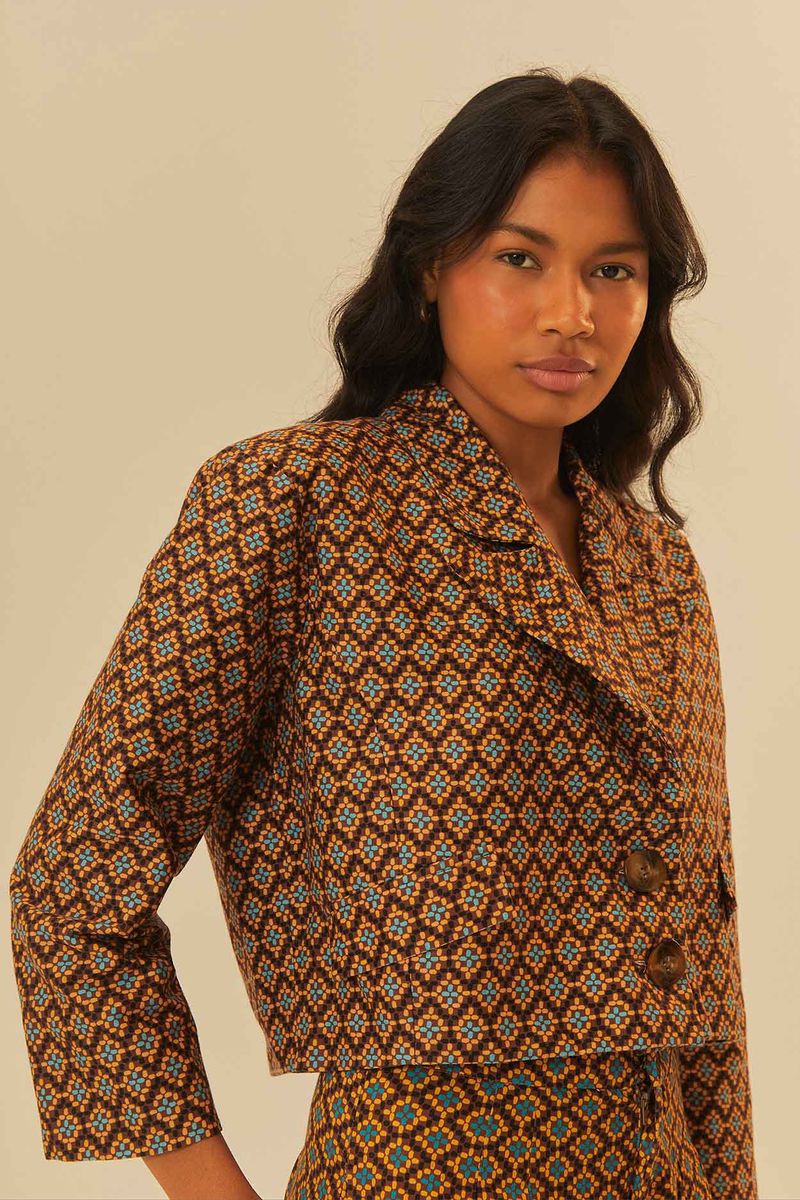 Blazer-estampado-Yuinahu-Corrido-con-diseño-geometrico-en-tonos-marron-azul-y-amarillo-visto-de-frente.