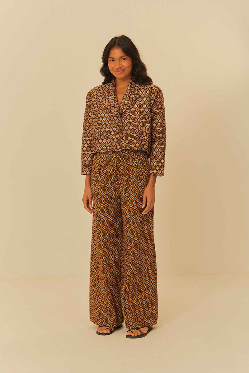 Modelo-luciendo-el-blazer-Yuinahu-Corrido-con-pantalon-a-juego-mostrando-el-conjunto-completo.