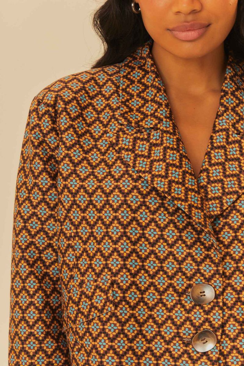 Detalle-de-la-solapa-y-cierre-del-blazer-Yuinahu-Corrido-con-diseño-geometrico.