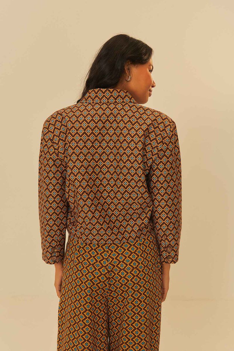 Vista-trasera-del-blazer-Yuinahu-Corrido-destacando-el-diseño-geometrico.