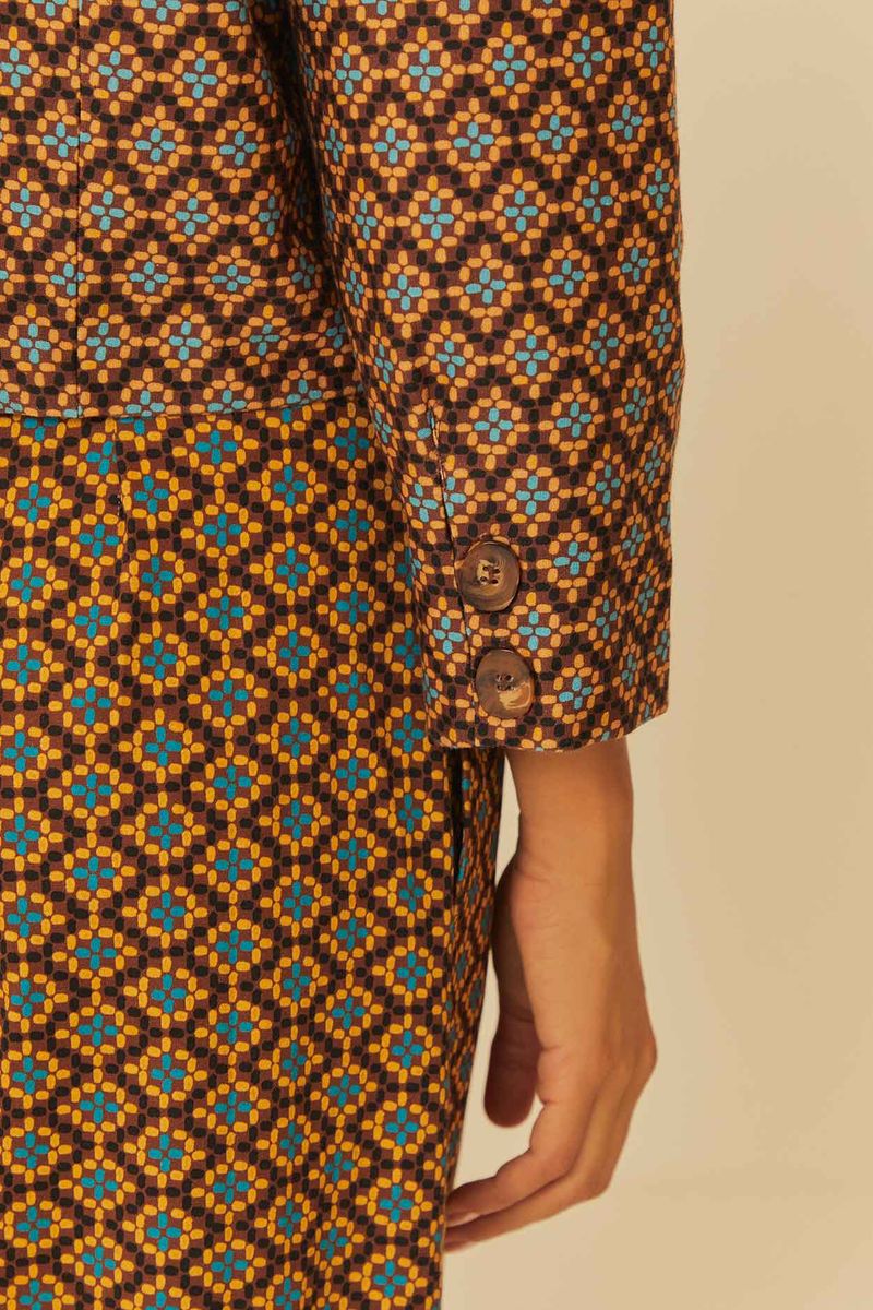 Detalle-del-boton-y-manga-del-blazer-Yuinahu-Corrido-con-diseño-geometrico.
