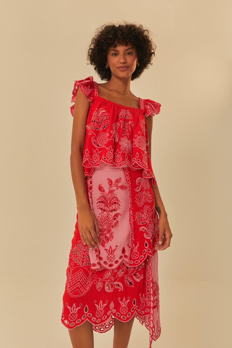 Modelo luciendo falda midi bordada Kauai con blusa a juego, mostrando el diseño frontal y bordados detallados.