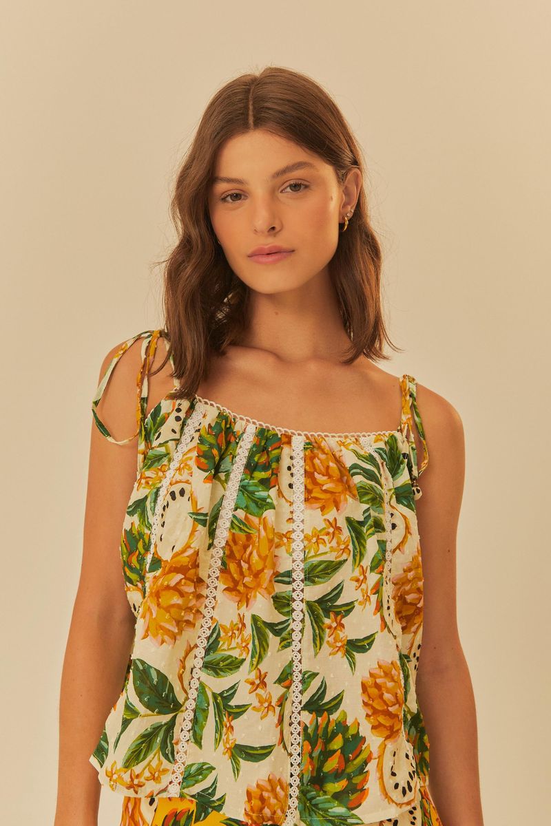 Vista-frontal-de-la-Blusa-Nesgas-Biriba-con-estampado-tropical-y-tirantes-ajustables.