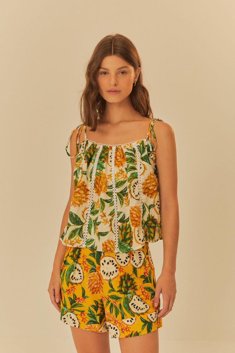 Detalle-de-la-Blusa-Nesgas-Biriba-mostrando-el-estampado-vibrante-y-los-tirantes.