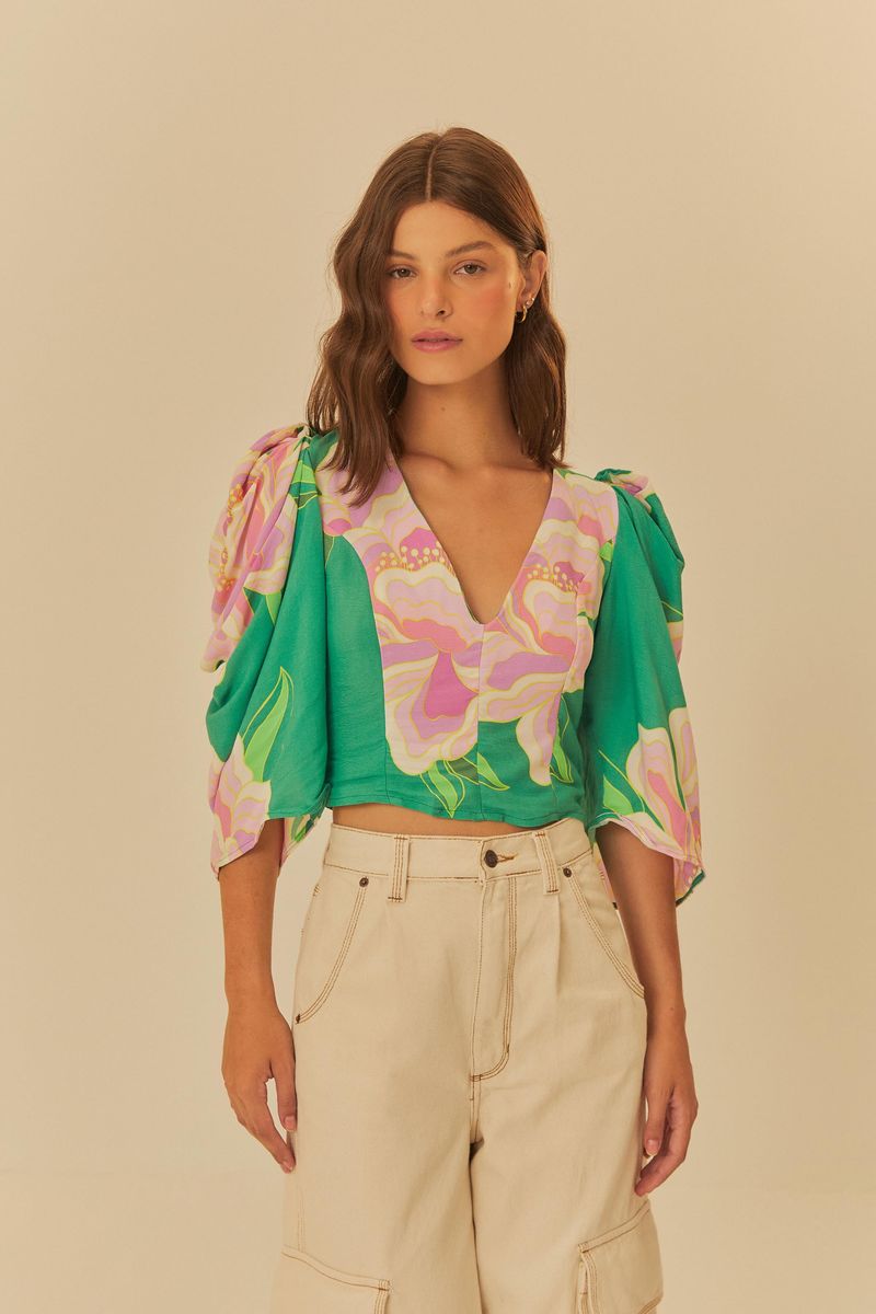 Vista lateral de la blusa Lastex Floral Lumi resaltando el escote en V y el ajuste lastex.