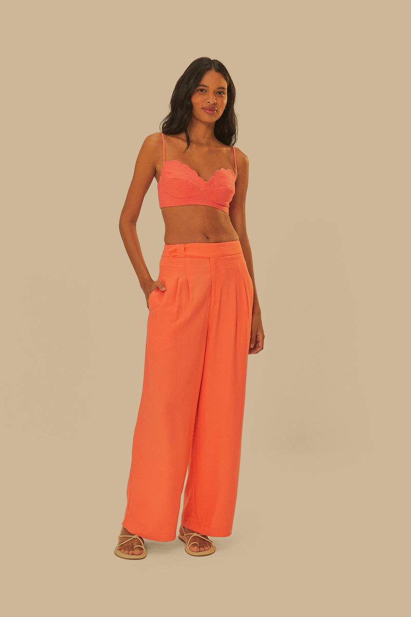 Vista-lateral-del-pantalon-recto-naranja-mostrando-el-ajuste-y-los-bolsillos.