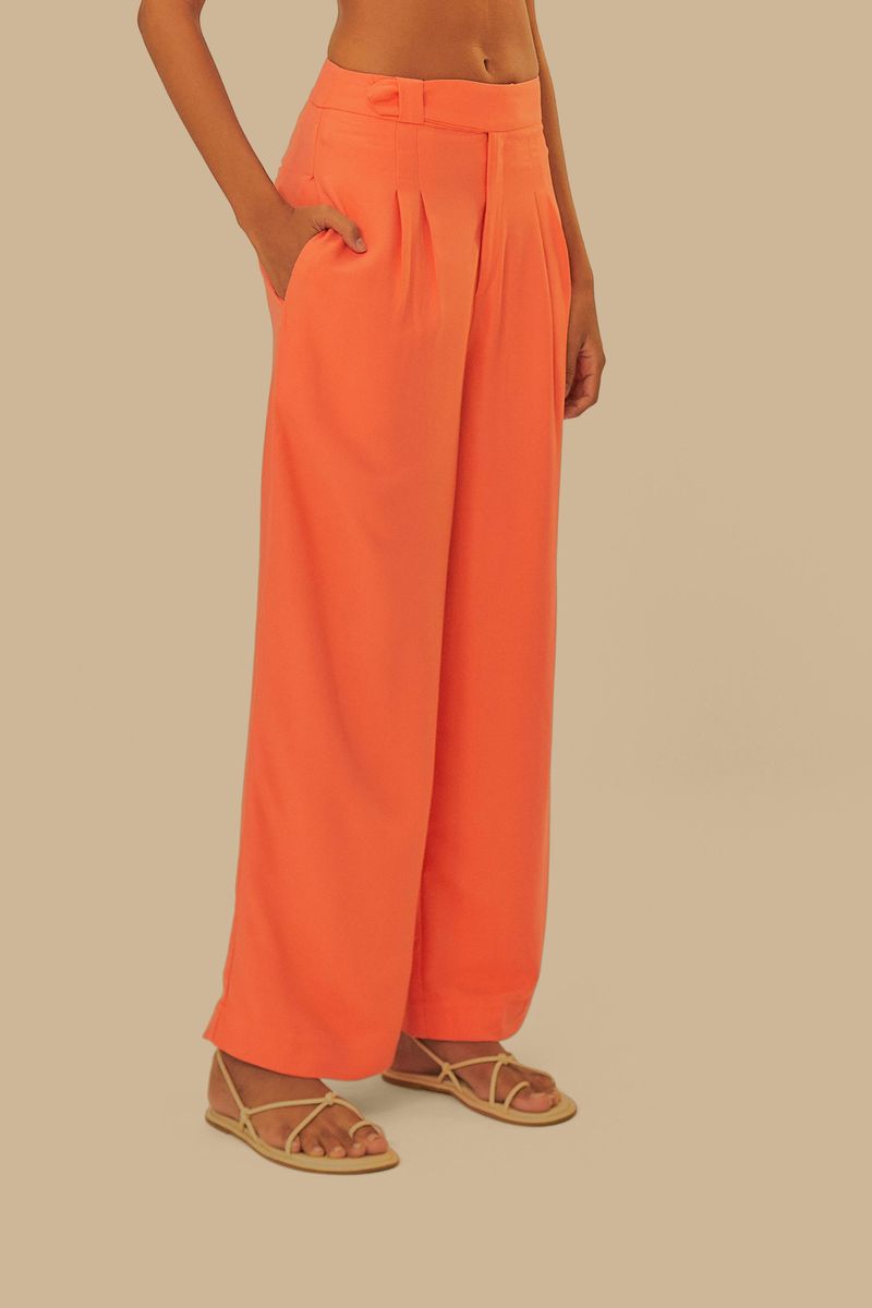 Vista-trasera-del-pantalon-recto-naranja-destacando-la-caida-y-el-diseño.