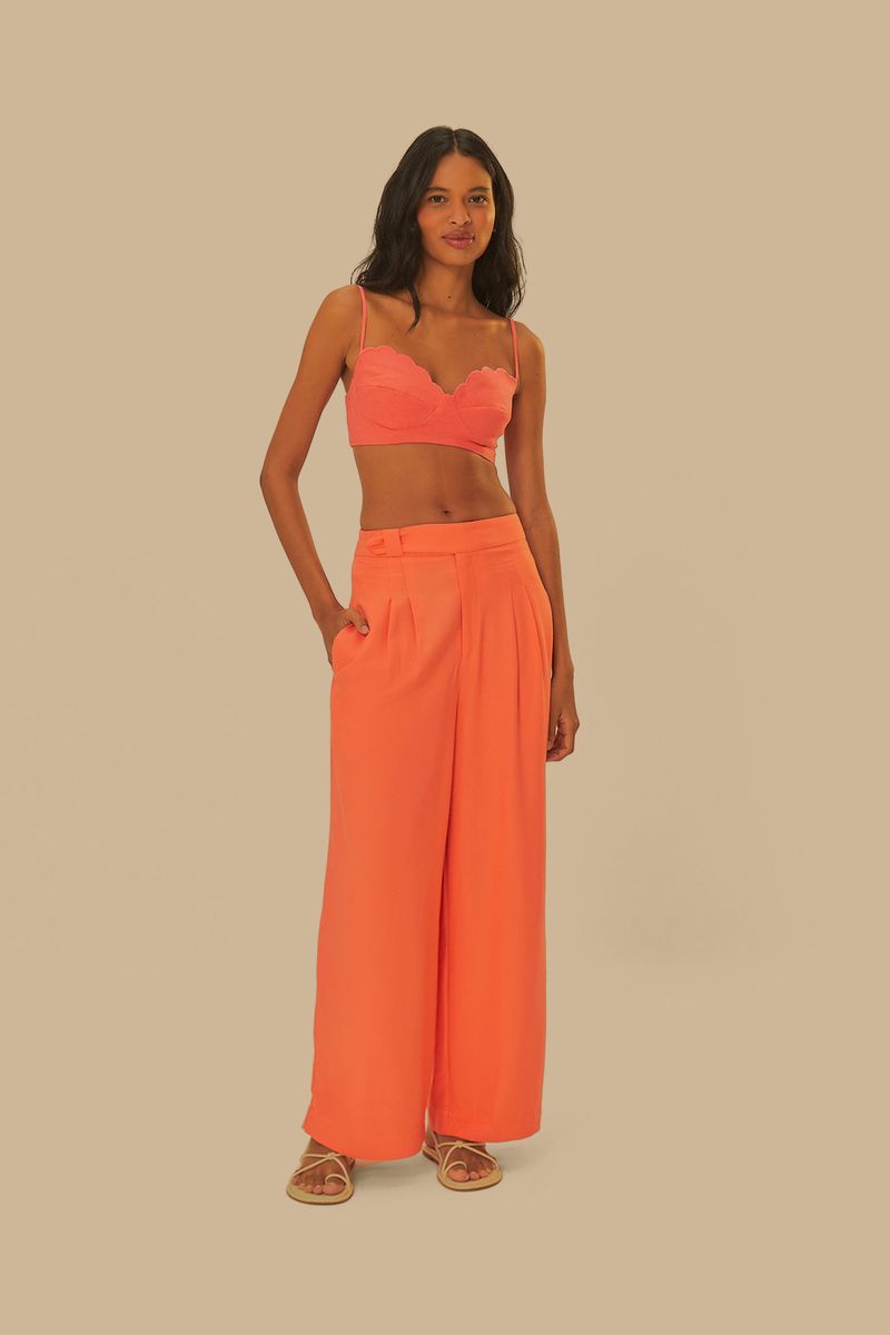 Modelo-vistiendo-el-top-Nube-con-pantalon-amplio.