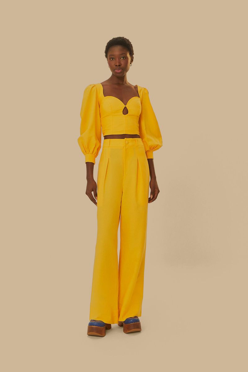 Pantalon-amarillo-vibrante-con-corte-recto-y-bolsillos-laterales-visto-de-frente.