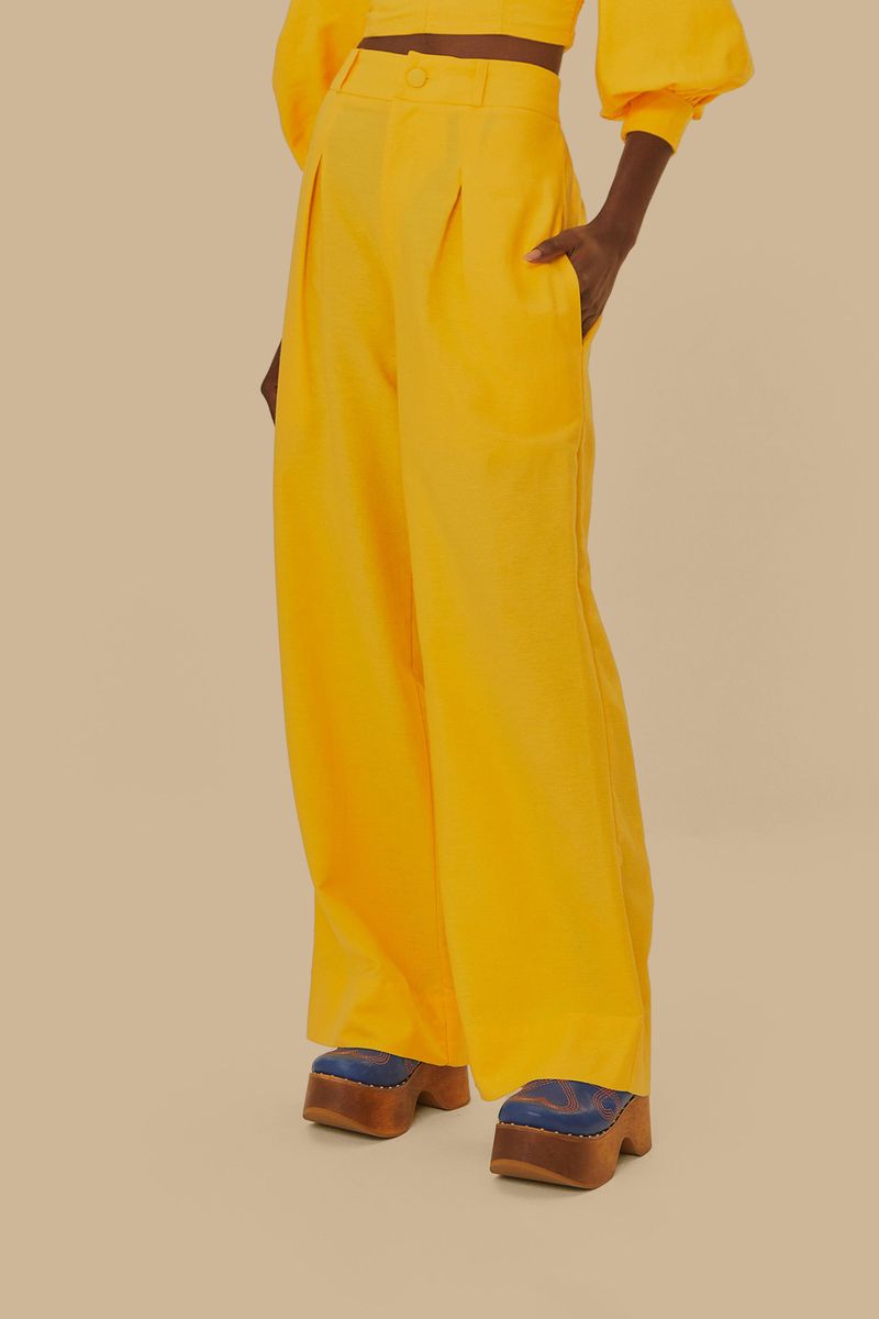 Detalle-del-pantalon-amarillo-con-cintura-alta-y-corte-fluido.