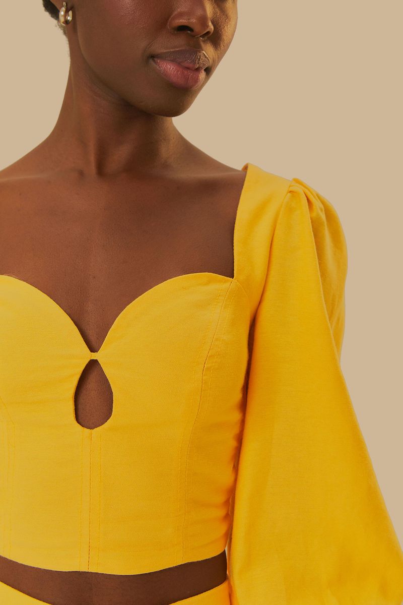 Detalle-del-escote-corazon-y-apertura-de-la-blusa.
