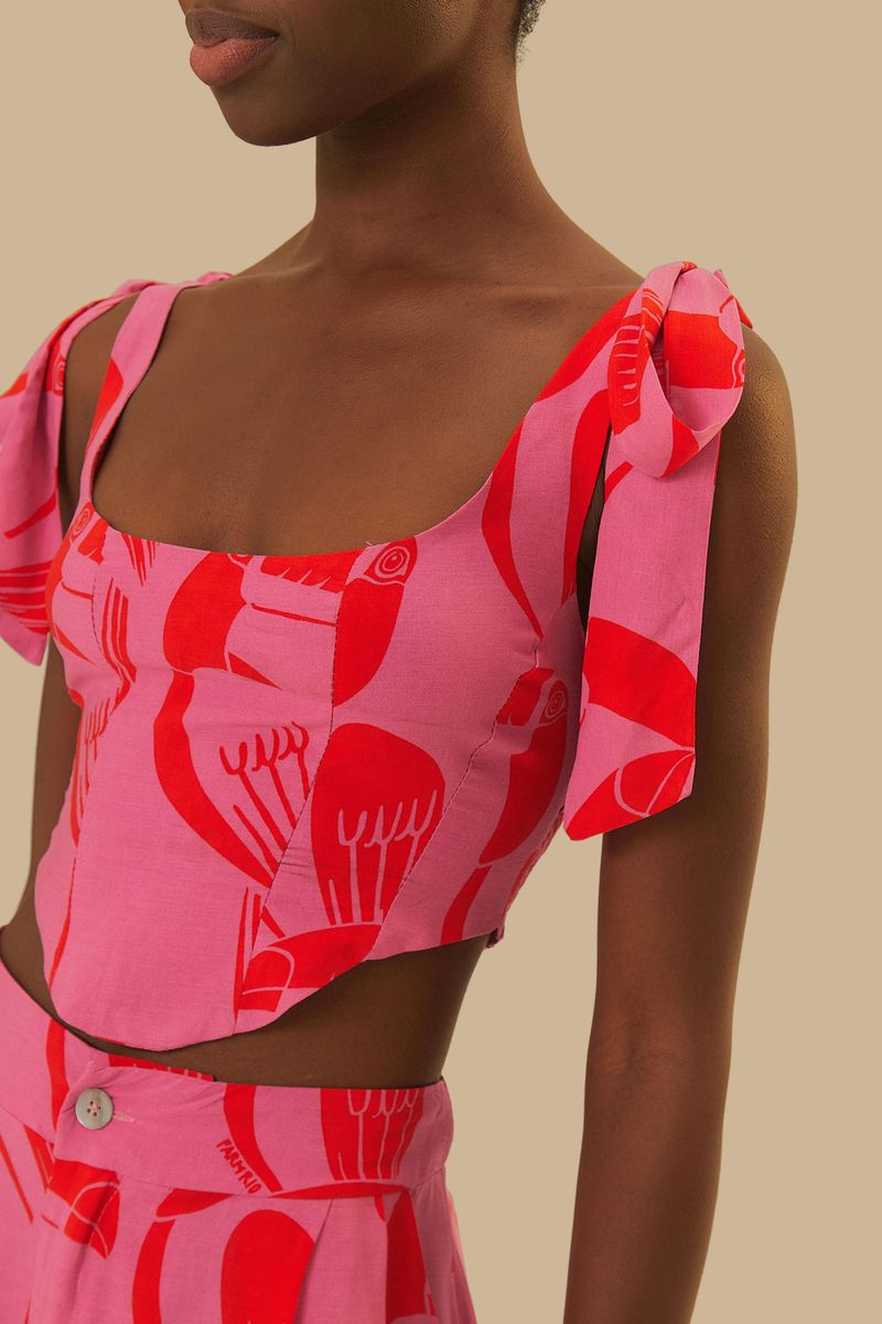 Modelo-vistiendo-el-top-corse-con-estampado-de-tucanes-mostrando-el-diseño-frontal.