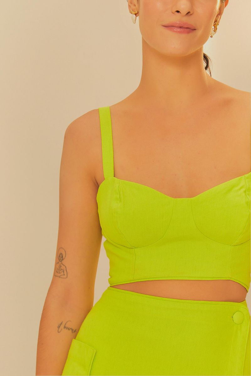 Detalle-lateral-del-top-verde-claro-mostrando-el-ajuste-y-el-corte.