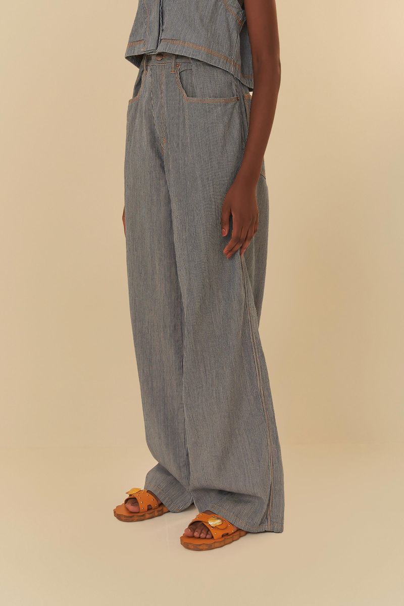 Detalle-lateral-del-pantalon-jeans-rayado-mostrando-los-bolsillos-y-el-diseño-de-las-rayas.