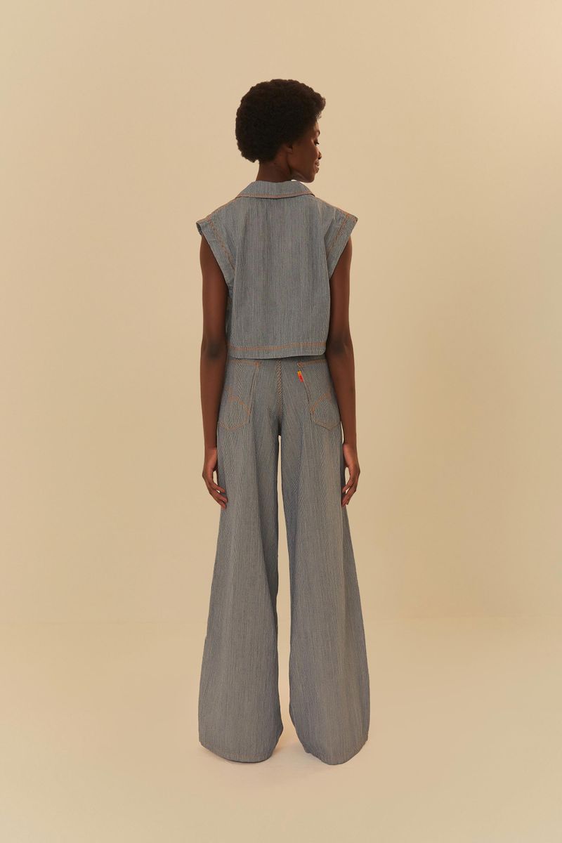 Vista-trasera-del-pantalon-jeans-rayado-con-dobladillo-aplicado-y-corte-recto.